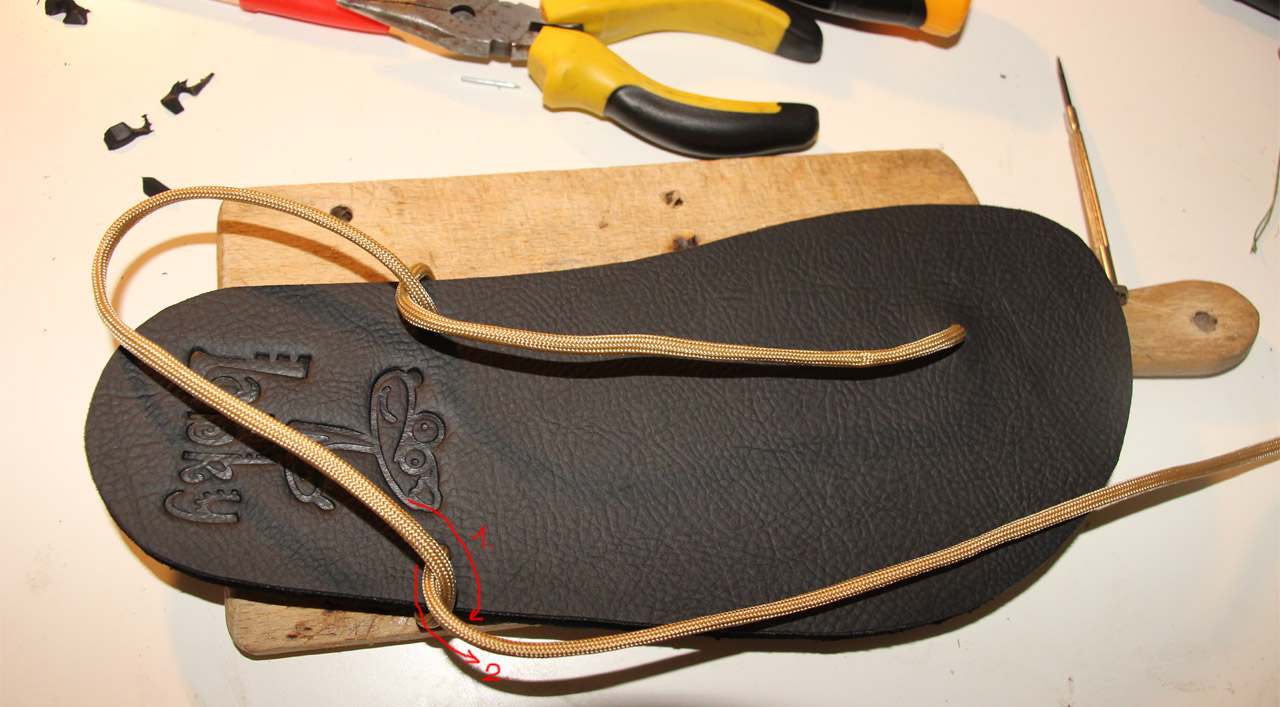 Prevliekanie paracordu pri výrobe barefoot sandálov