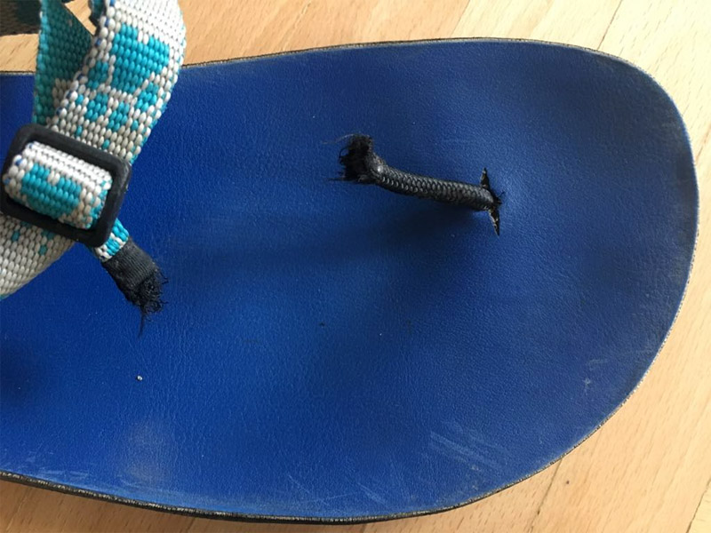 Slovenské barefoot sandále Labky - roztrhnutý popruh po 650 km