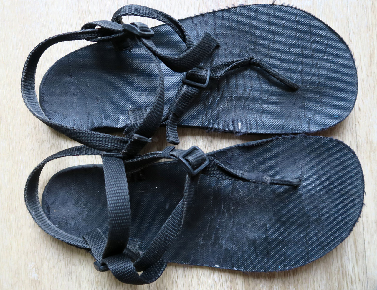 Barefoot sandále Labky - pohľad zvrchu na opotrebovanie