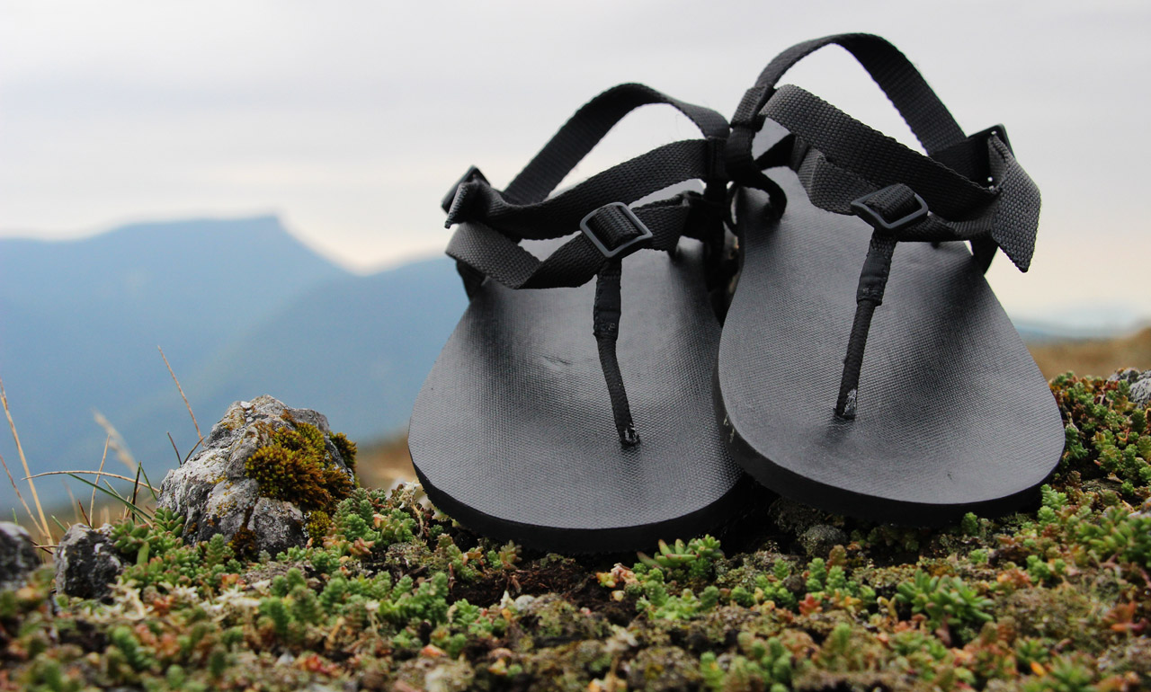 Barefoot sandále Labky v Malej Fatre, v pozadí Kľak, čierny popruh, čierna podrážka
