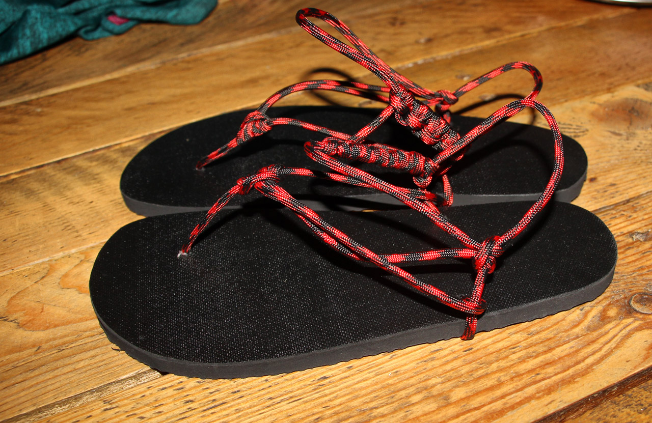 Slovenské barefoot sandále Labky, červený paracord, čierna podrážka