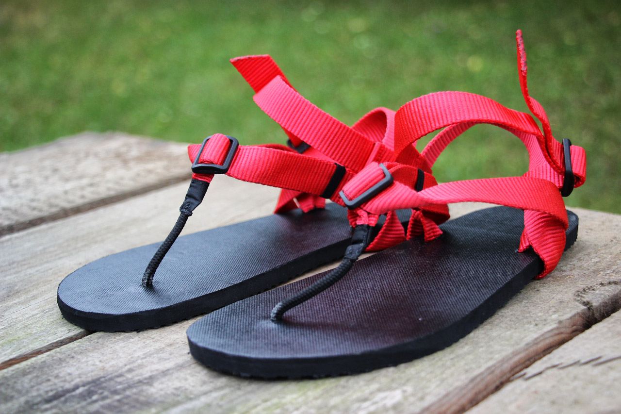 Slovenské barefoot sandále Labky, čierna podrážka, červený popruh