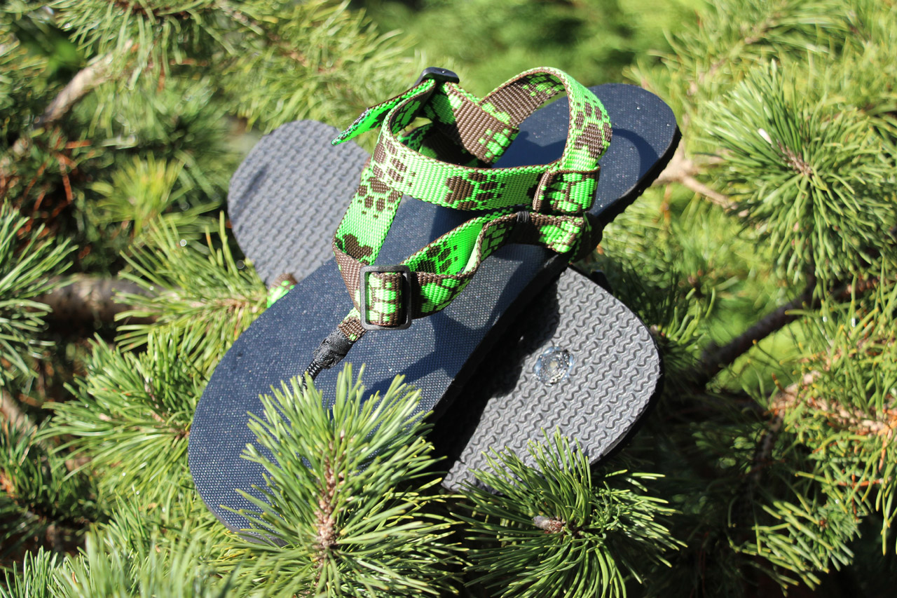 Slovenské barefoot sandále Labky, popruh so zelenými stopami, čierna podrážka