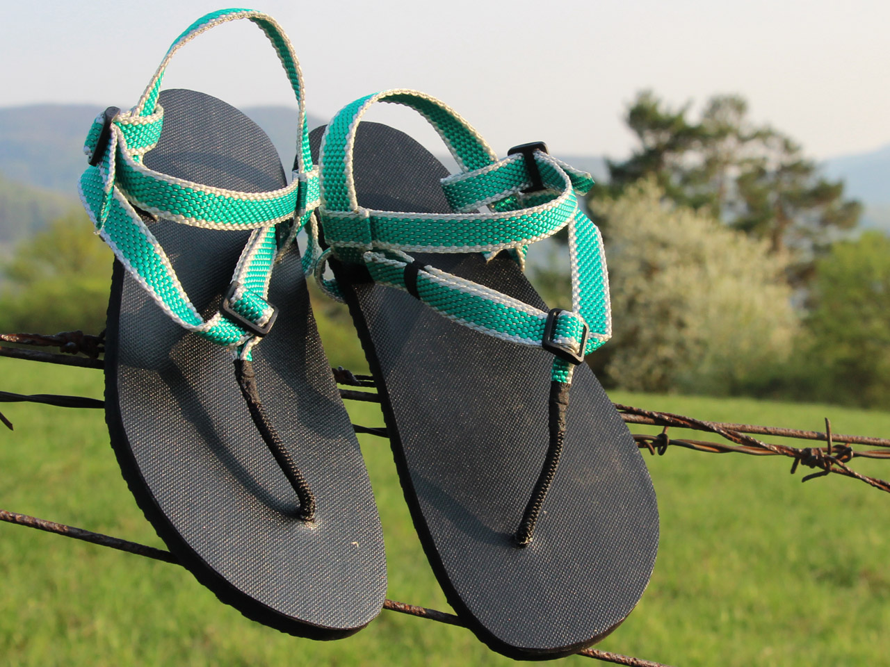 Barefoot slovenské sandále Labky, v pozadí Považský Inovec, zelený popruh