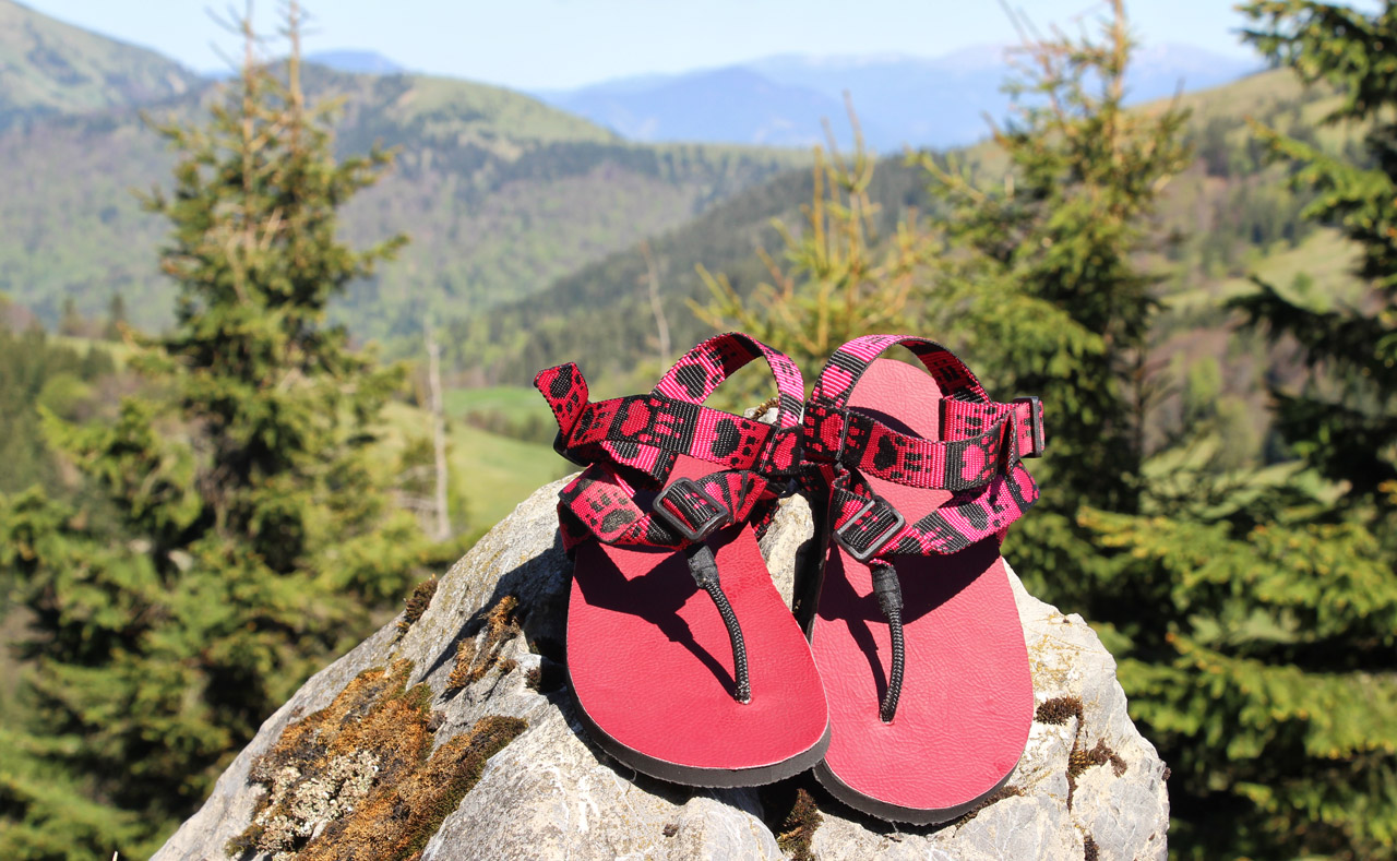 Slovenské barefoot sandále Labky, turistika vo Veľkej Fatre, bordové