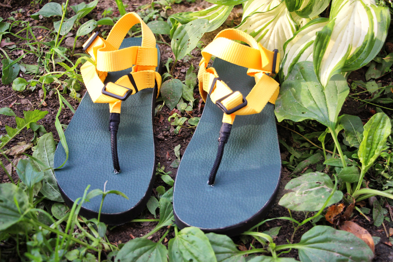 Slovenské handmade barefoot sandále Labky, žltý popruh, tmavozelná podrážka