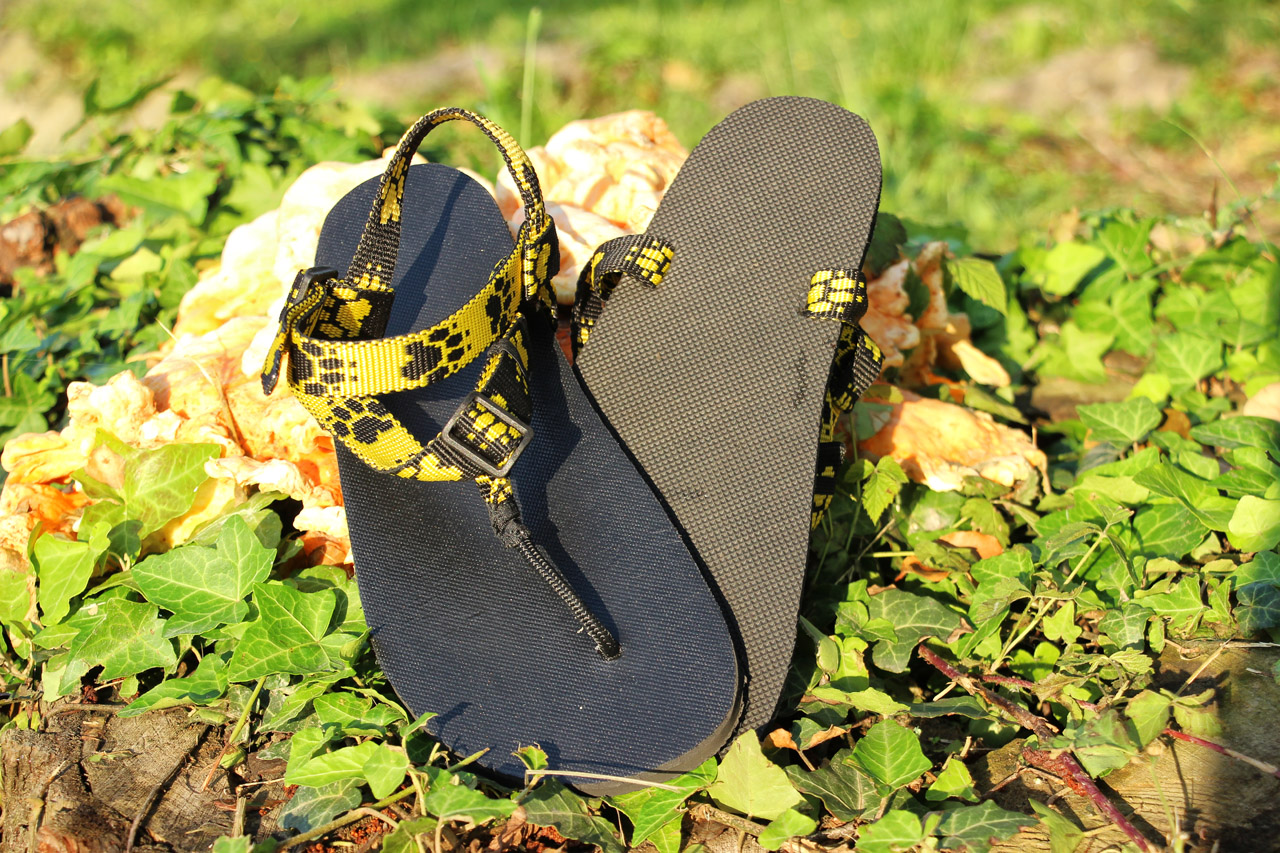 Slovenské barefoot sandále Labky, DIY, žltý popruh so stopami, čierna podrážka