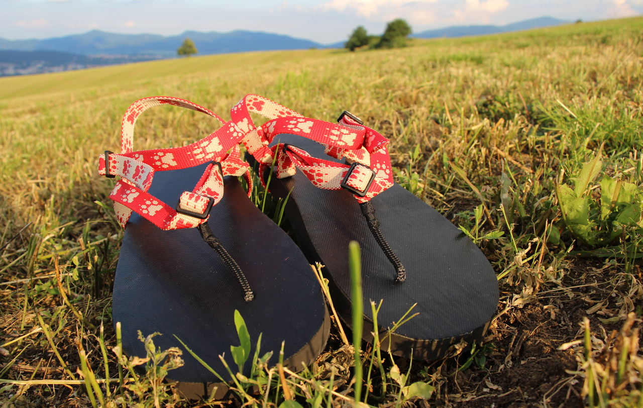 Handmade barefoot sandále Labky, popruh s červenými stopami, čierna podrážka, 15 mm hrubá
