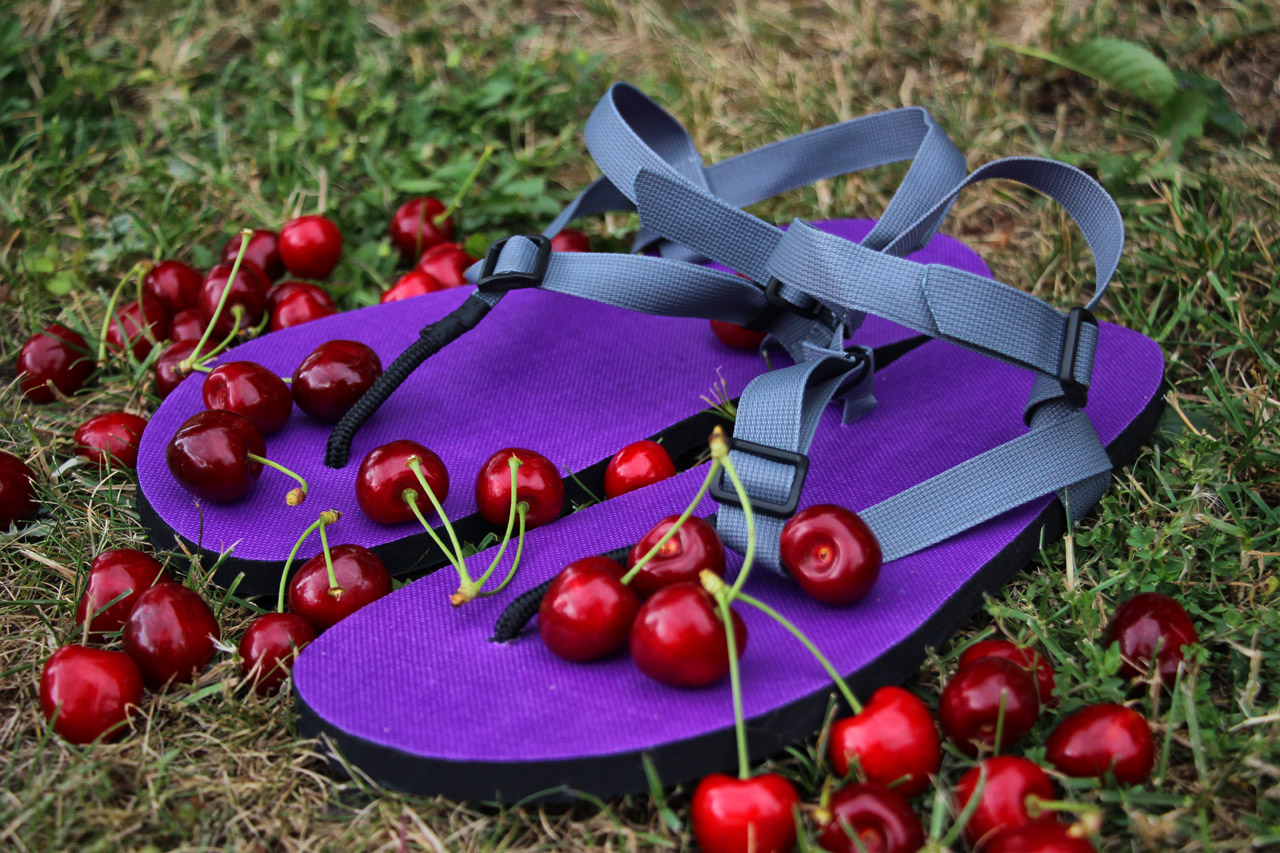 Barefoot ručne vyrábané sandále Labky, fialová podrážka, sivé popruhy