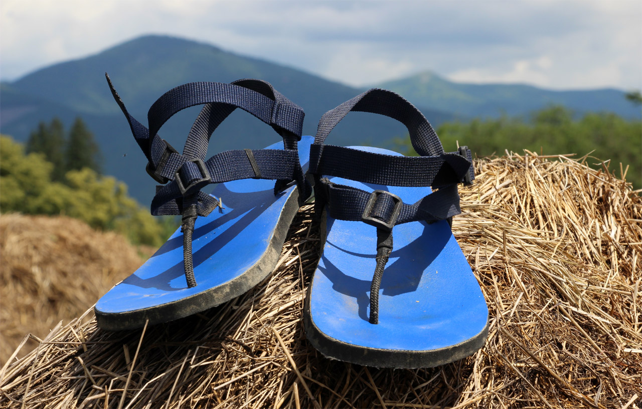 Turistické barefoot sandále Labky, v pozadí Malá Fatra, modré popruhy, modrá podrážka