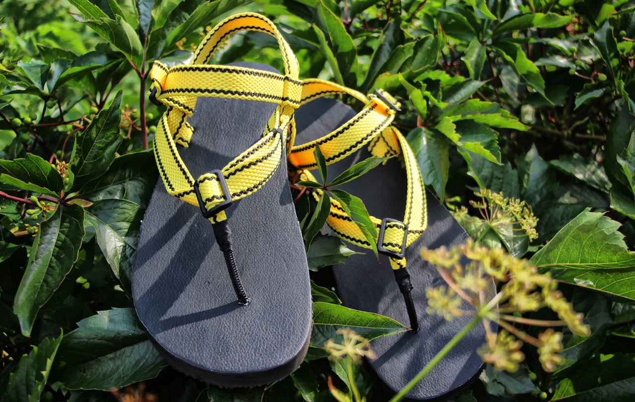 Barefoot sandále Labky, vyrobené ručne na Slovensku, žltý popruh s čiernymi pásikmi, čierna podrážka