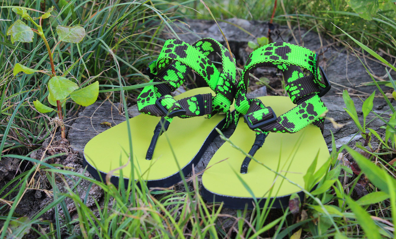 Slovenské barefoot sandále Labky, zelená podrážka, popruh so zelenými stopami