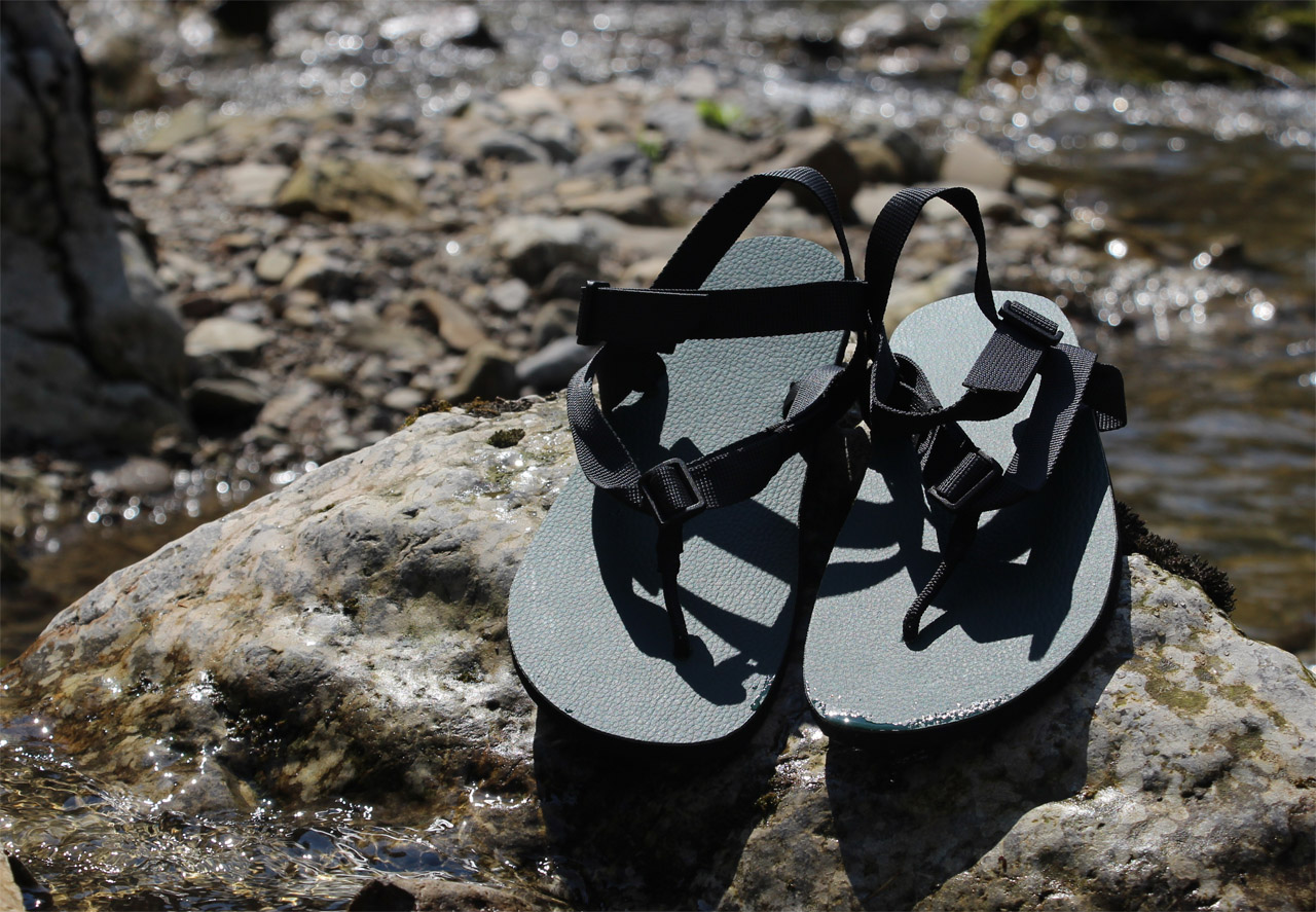 Slovenské barefoot sandále Labky, tmavozelená podrážka, sivé popruhy
