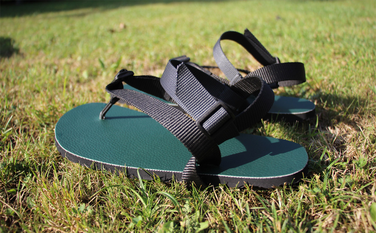 Barefoot sandále Labky na behanie, tmavozelená podrážka, čierny popruh