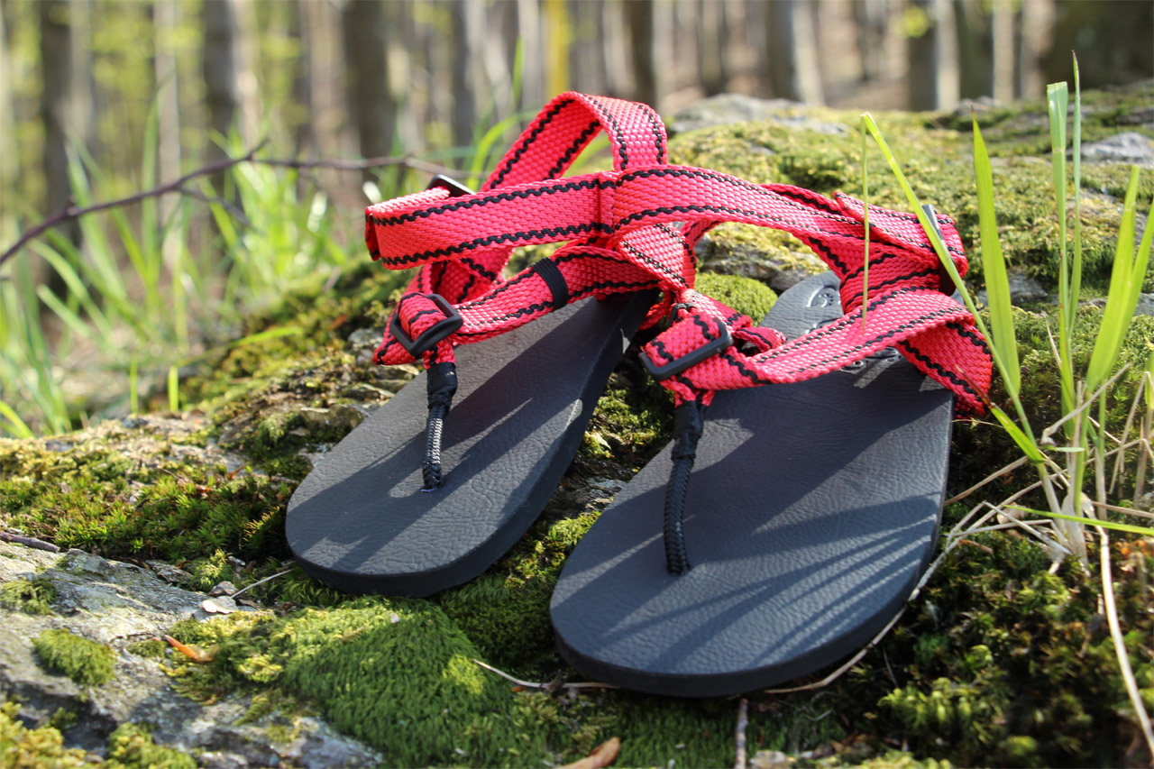 Barefoot sandále Labky, ručne vyrobené na Slovensku, červený popruh s čiernou podrážkou
