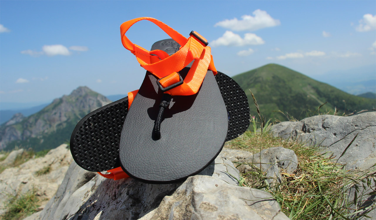 Ručne vyrobené barefoot sandále Labky s oranžovým popruhom, v pozadí Veľký Rozsutec a Stoh, Malá Fatra