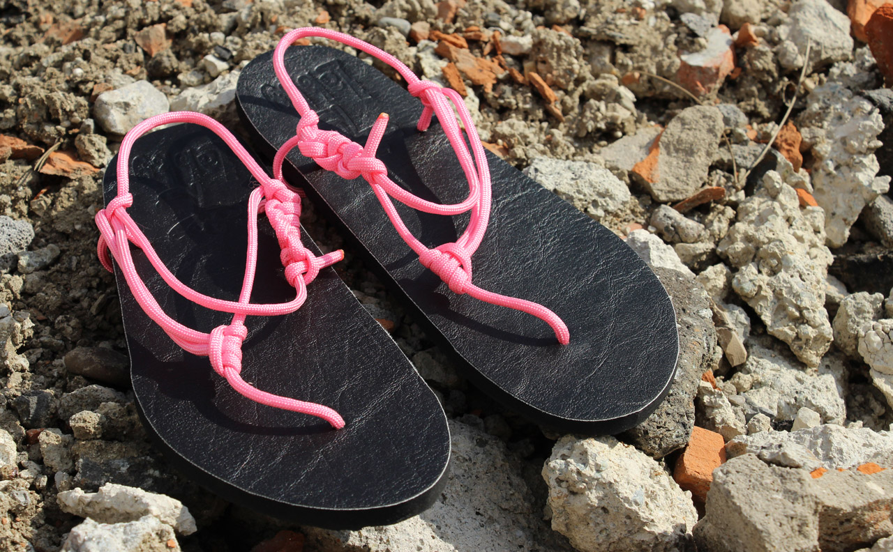 Ružový paracord na barefoot sandáloch Labky, vyrobené na Slovensku