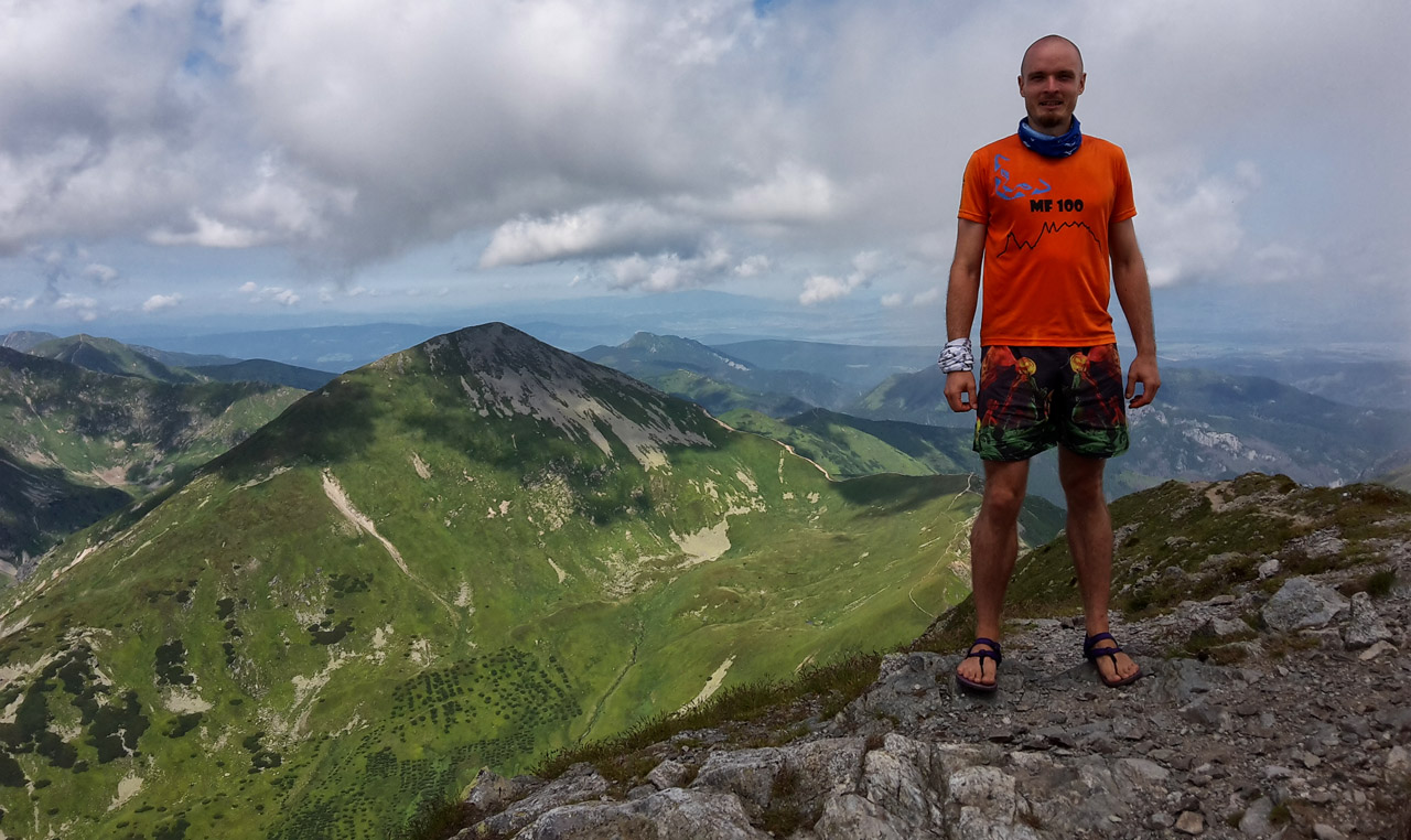 Ručne vyrábané sandále Labky na Bystrej, v pozadí Klin