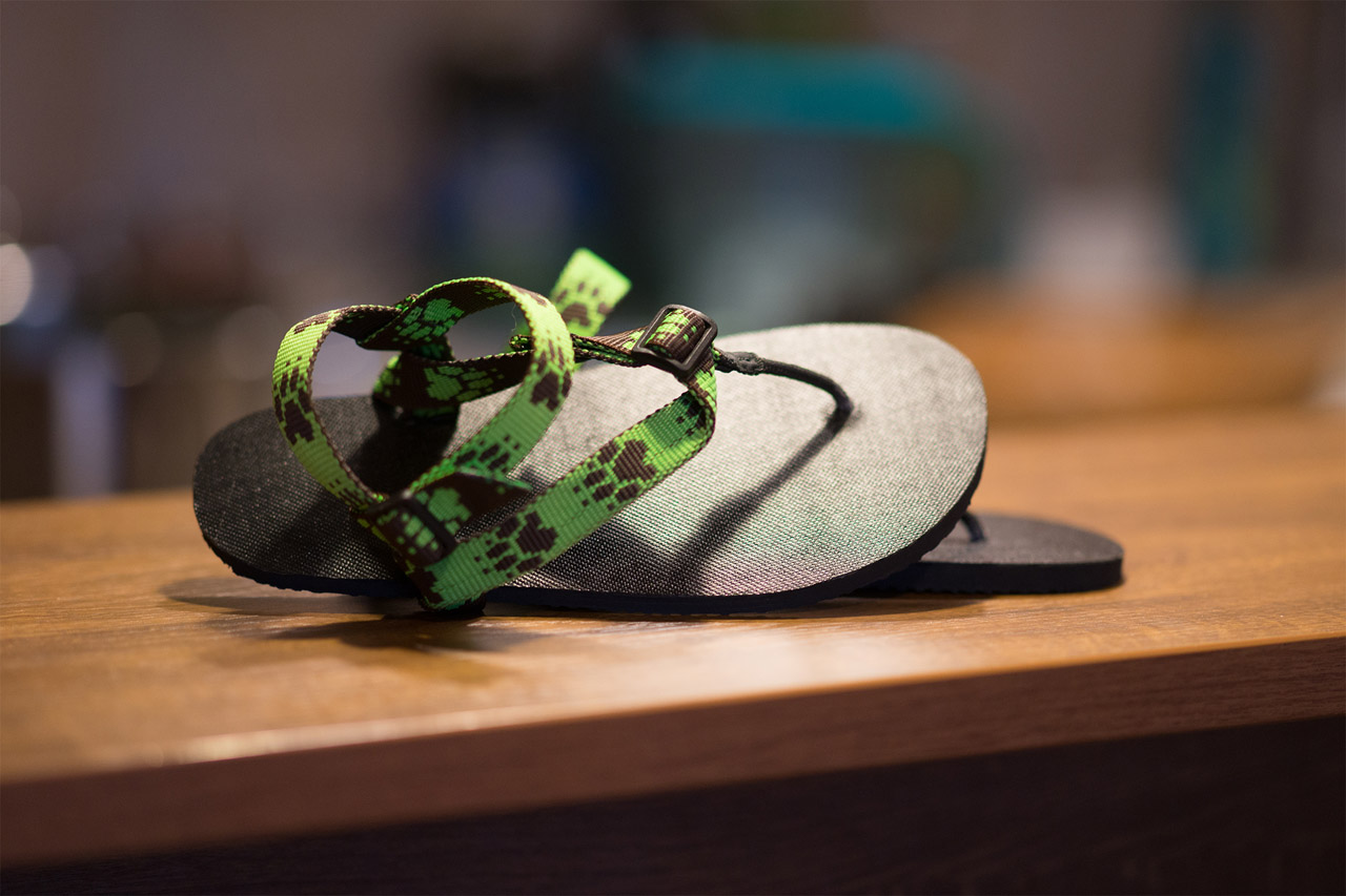 Handmade sandále Labky s čiernou podrážkou a zeleným labkovým popruhom