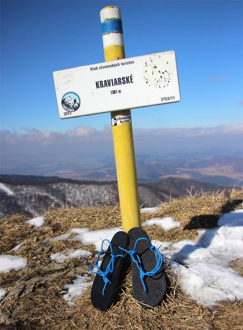 Ručne vyrábané sandále Labky počas výroby
