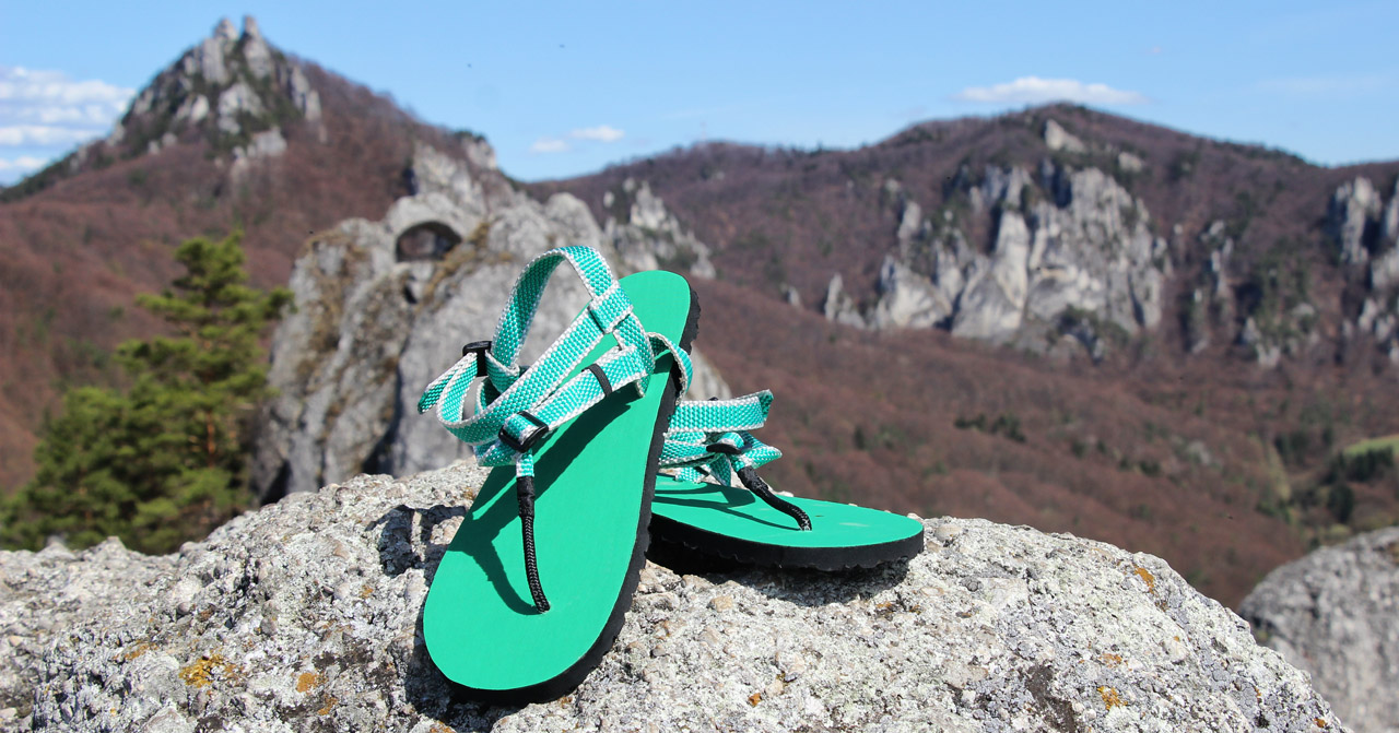 Slovenské sandále Labky, zelené, v pozadí Brada, Súľovské skaly