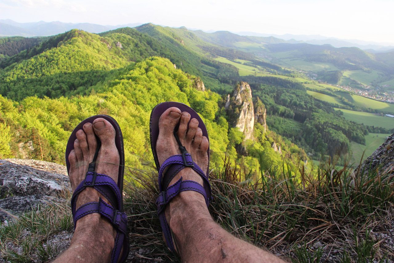 Slovenské ručne vyrábané barefoot sandále Labky, výhľad na Súľovské skaly pri západe slnka.