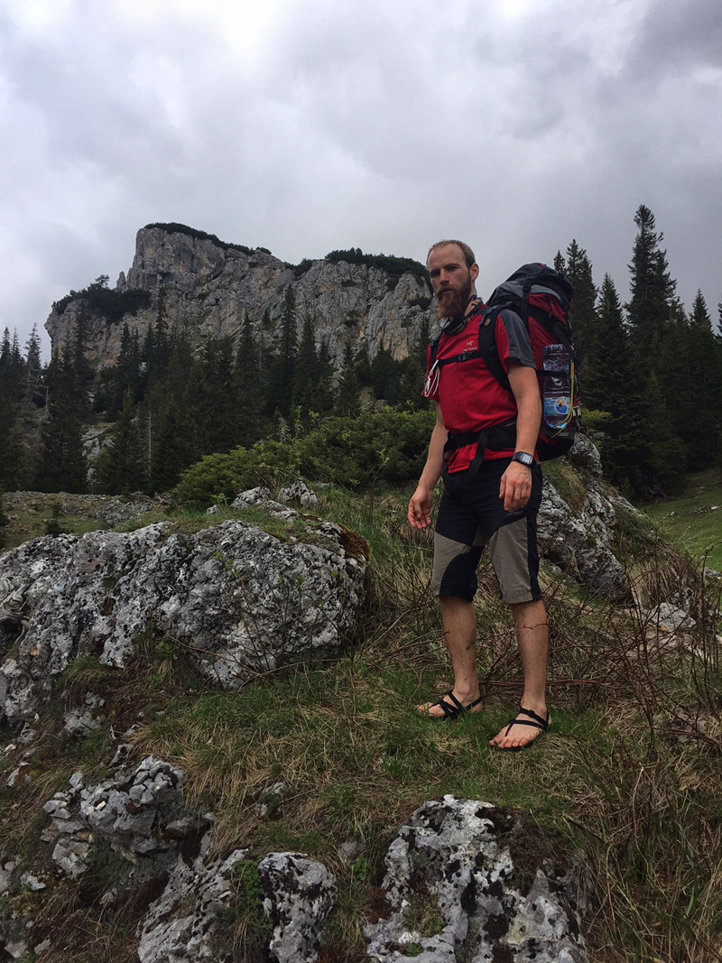 Slovenské barefoot sandále v čiernom prevedení na turistike v Čiernej hore