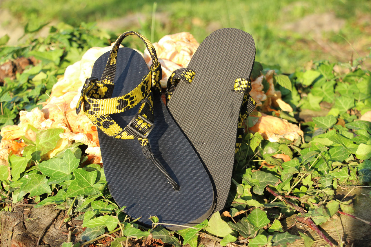 Turistické barefoot sandále labky, žltý popruh so stopami