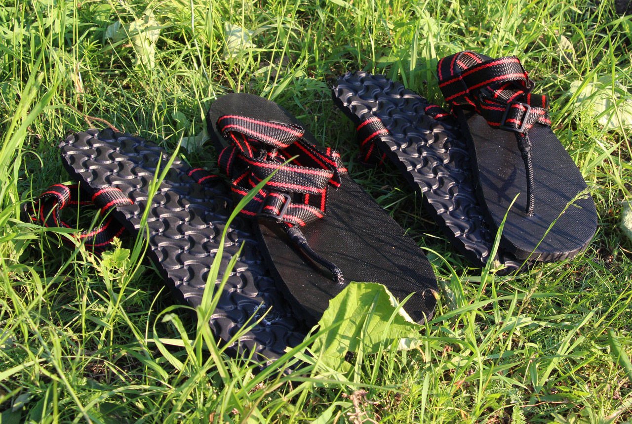 BArefoot DIY sandále Labky, čierny popruh s červenými pásikmi