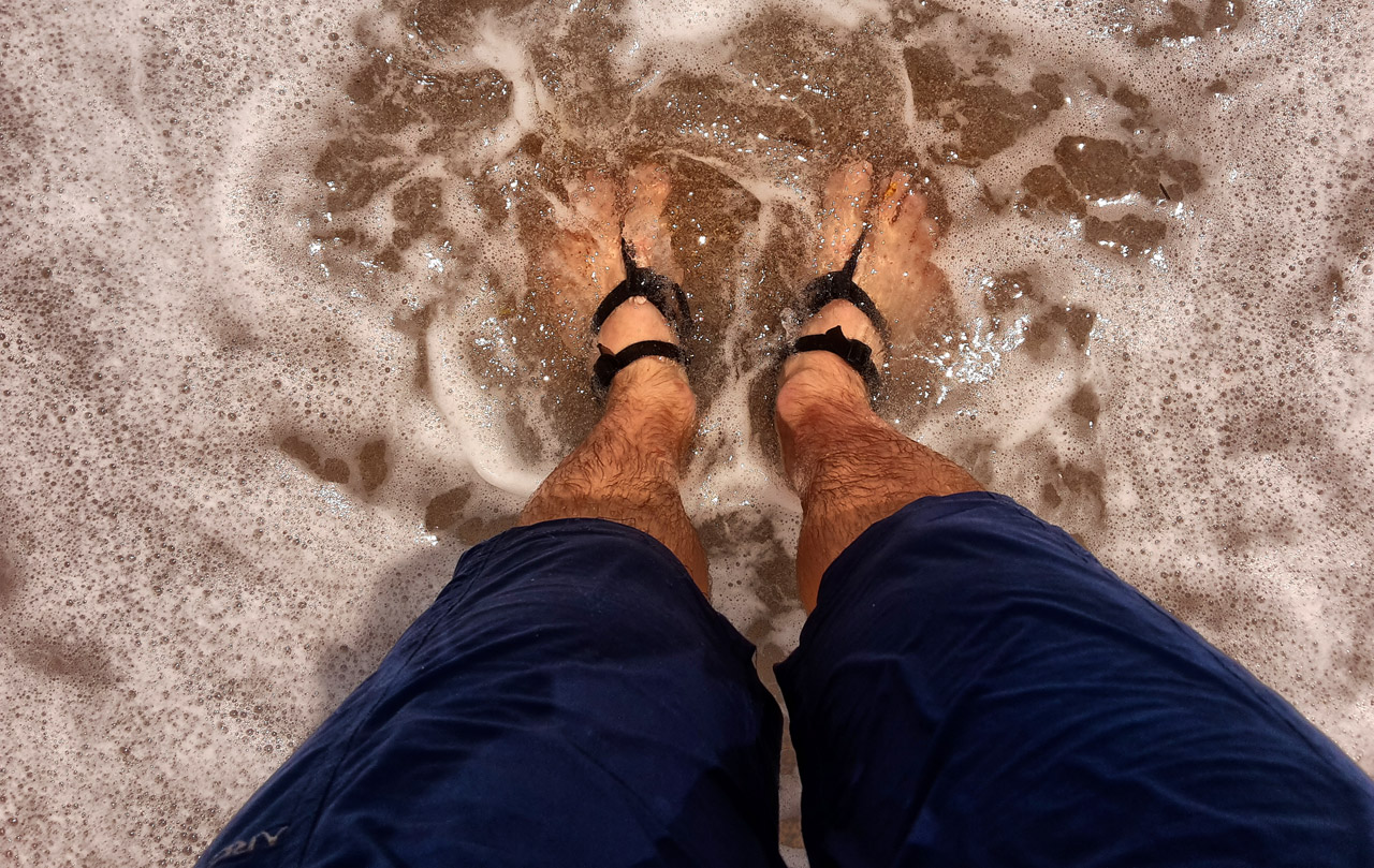 Slovenské barefoot sandále Labky pri Stredozemnom mori v Čiernej hore