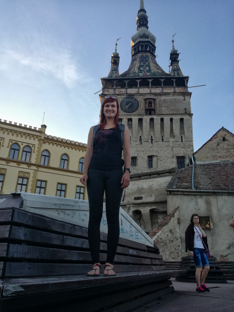 V slovenských barefoot sandáloch Labky na výlete v meste Shigishoara v Rumunsku