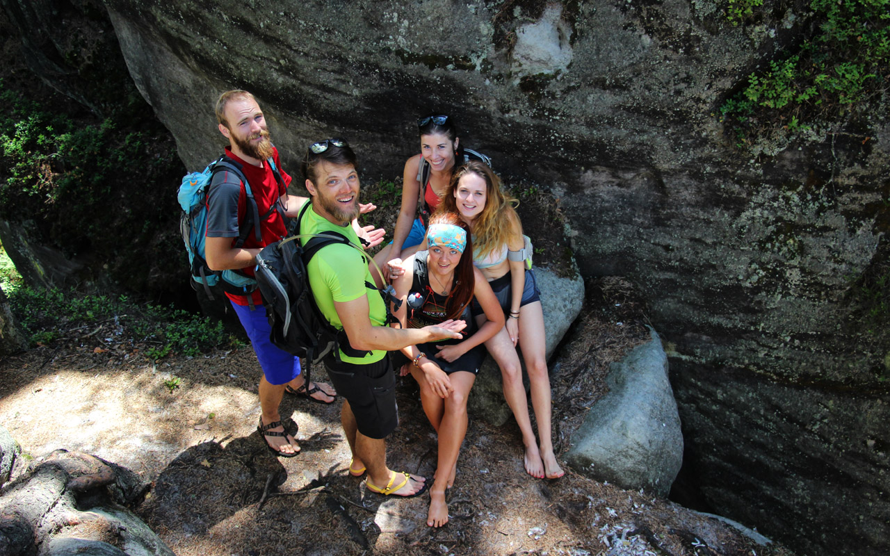 Turistika naboso a v barefoot sandáloch labky v Adršpašských skalách.