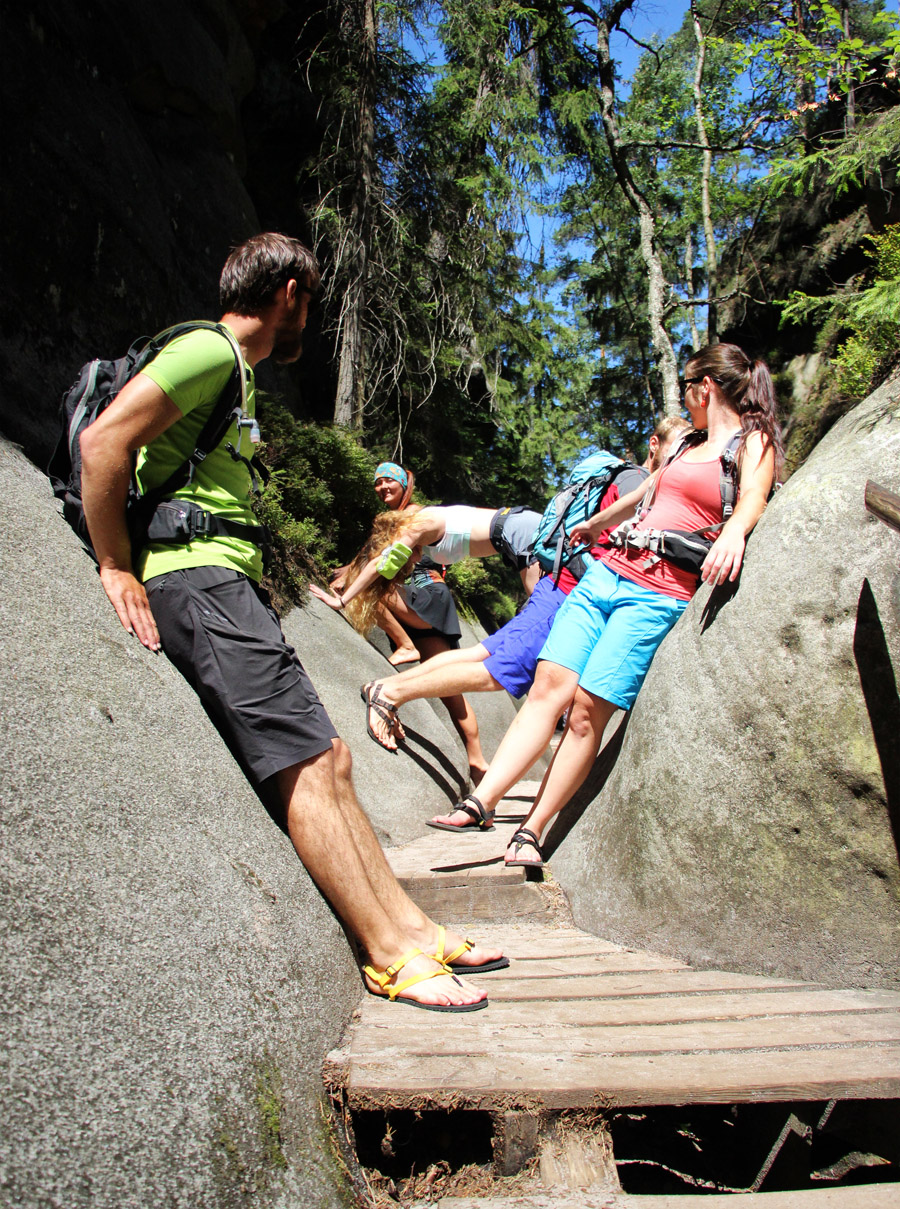 Pieskovcový priesmyk Adršpašských skal, slovenské barefoot sandále Labky.