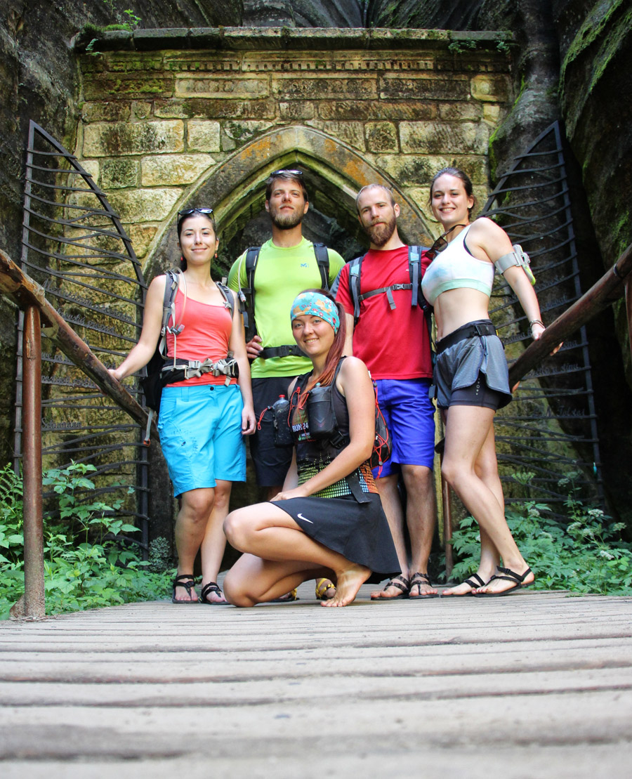 Vstup do pieskovcového priesmyku Adršpašsko-teplických skal, na nohách obuté barefoot turistické sandále Labky.