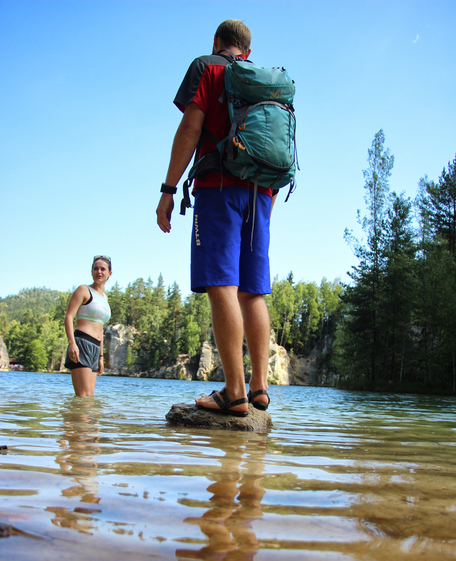 Jazero v Adršpašsko-teplických skalách pri Pískovni, slovenské handmade barefoot sandále Labky.