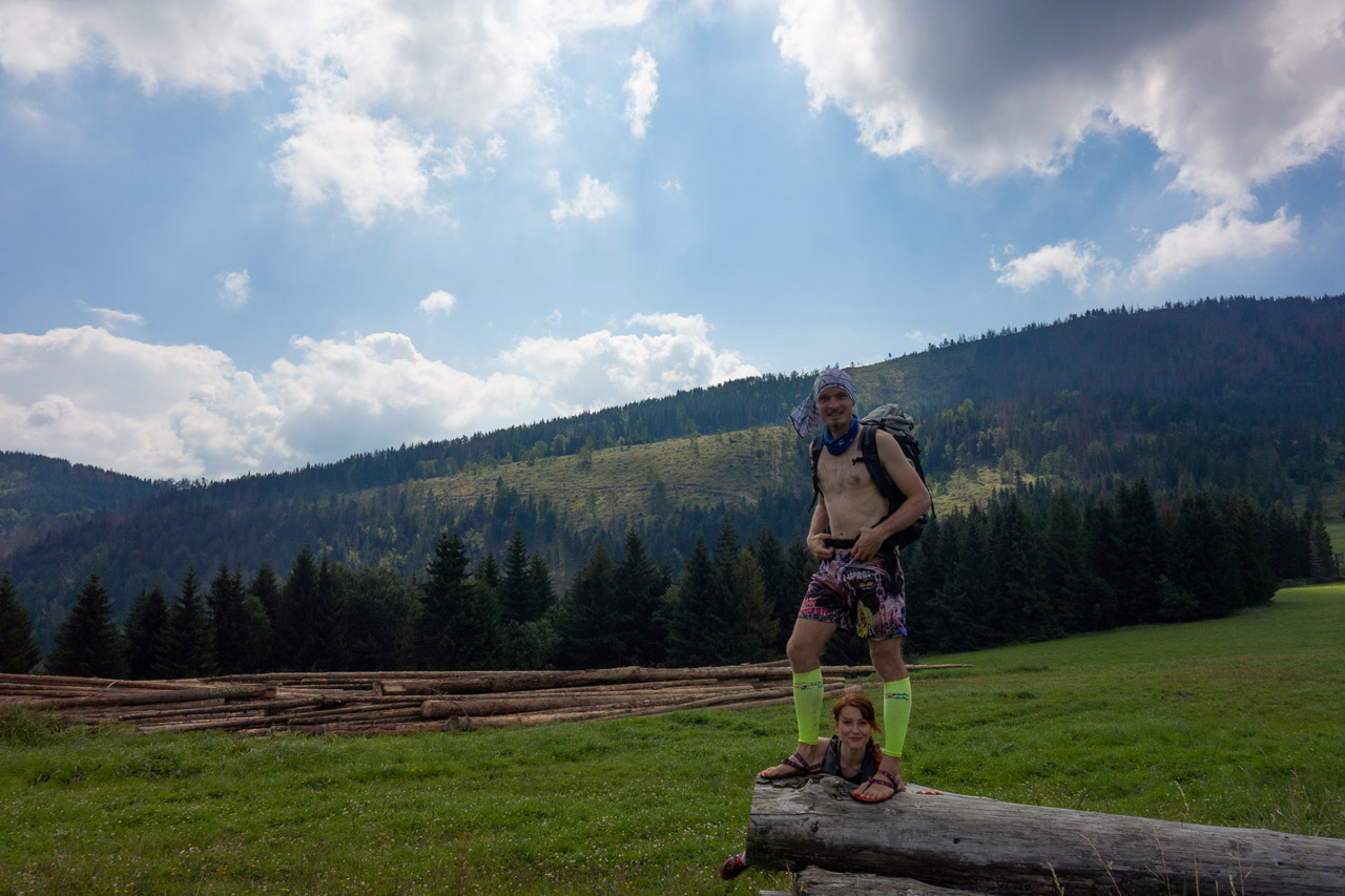 Lúka nad Veľkým Brorovým, v pozadí Prosečné, turistika a barefoot sandále Labky