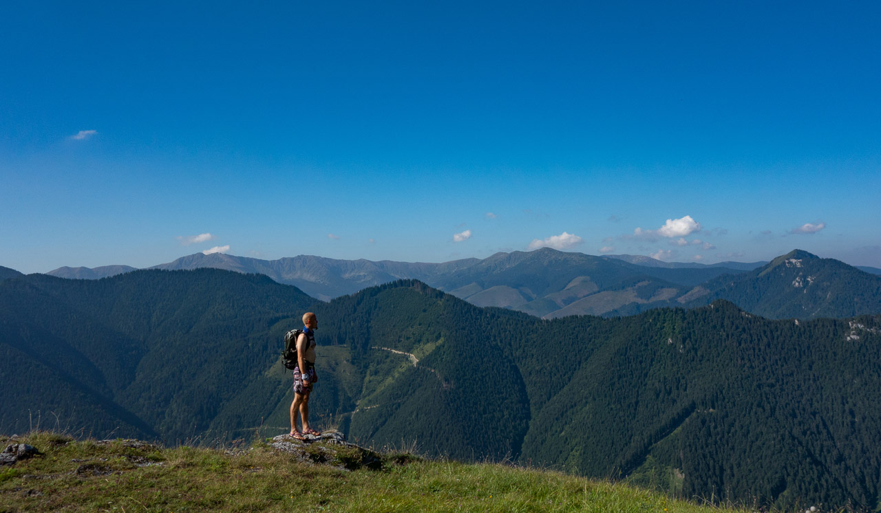 Výhľad z Poludnice na hlavný hrebeň Nízkych Tatier, turistika v barefoot sandáloch Labky