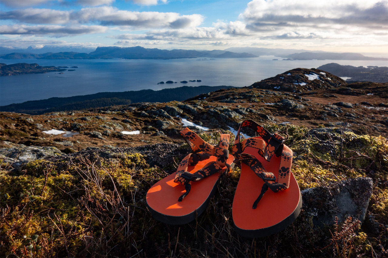 Slovenské sandále Labky na vrchole Tyssdalsfjellet, Bergen, Nórsko