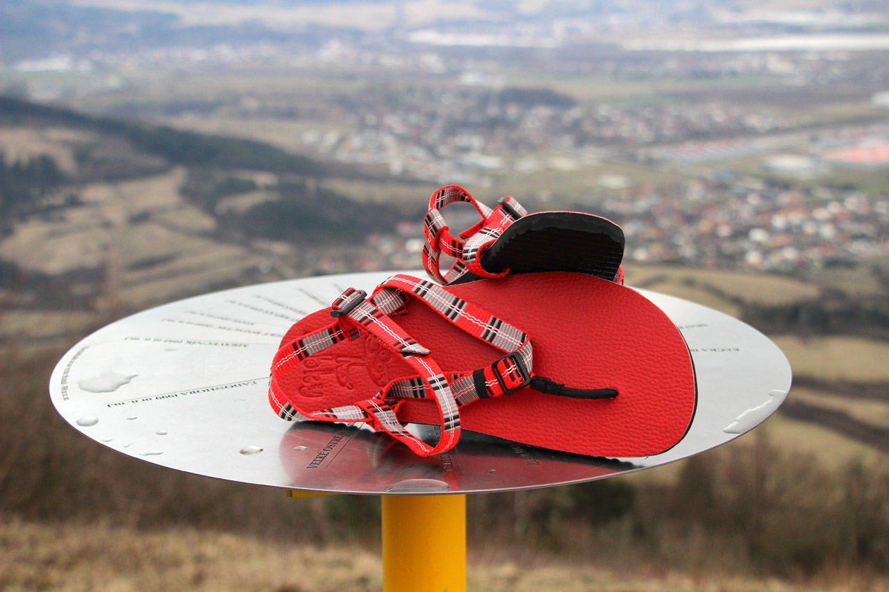 Handmade barefoot sandále Labky na orientačnej tabuli na Straníku.