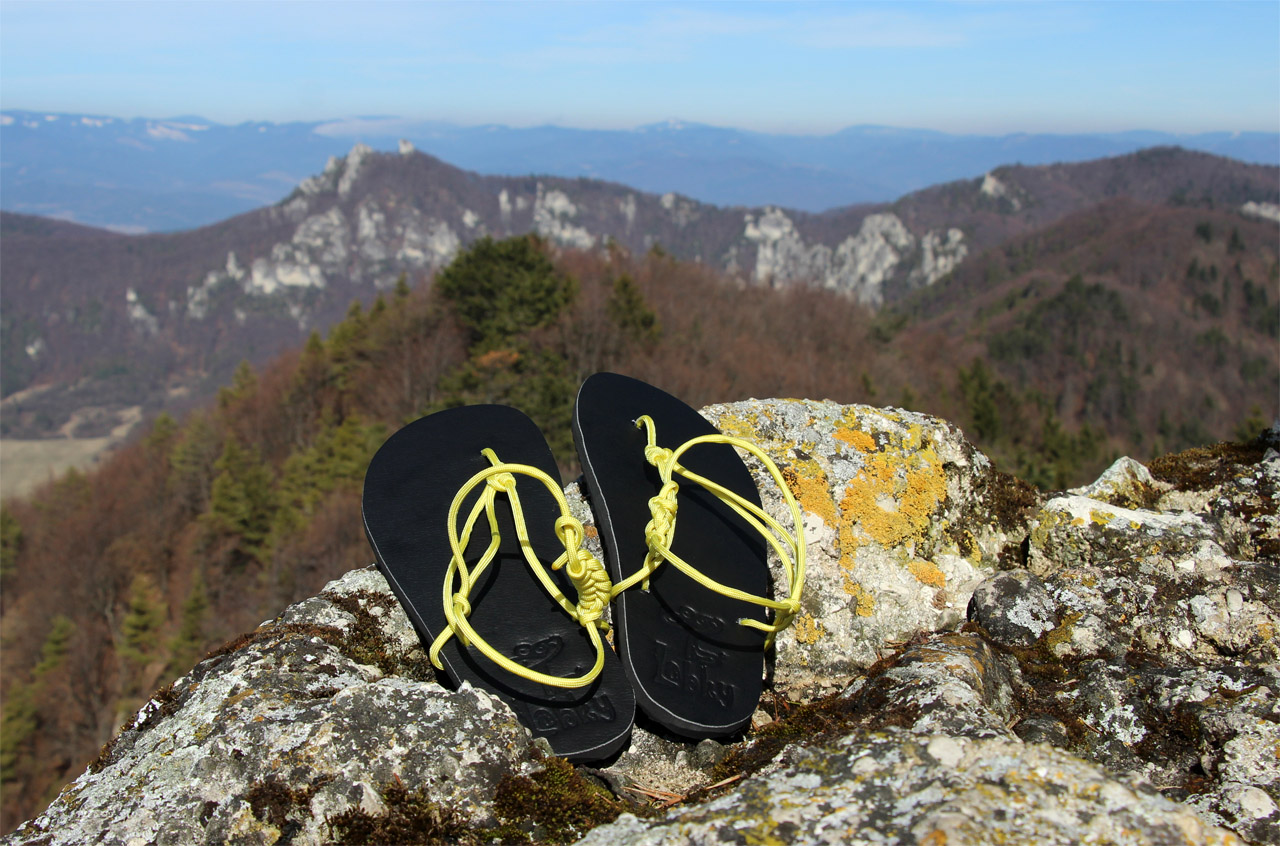 Barefoot sandále Labky z paracordu s výhľadom na Súľovské skaly