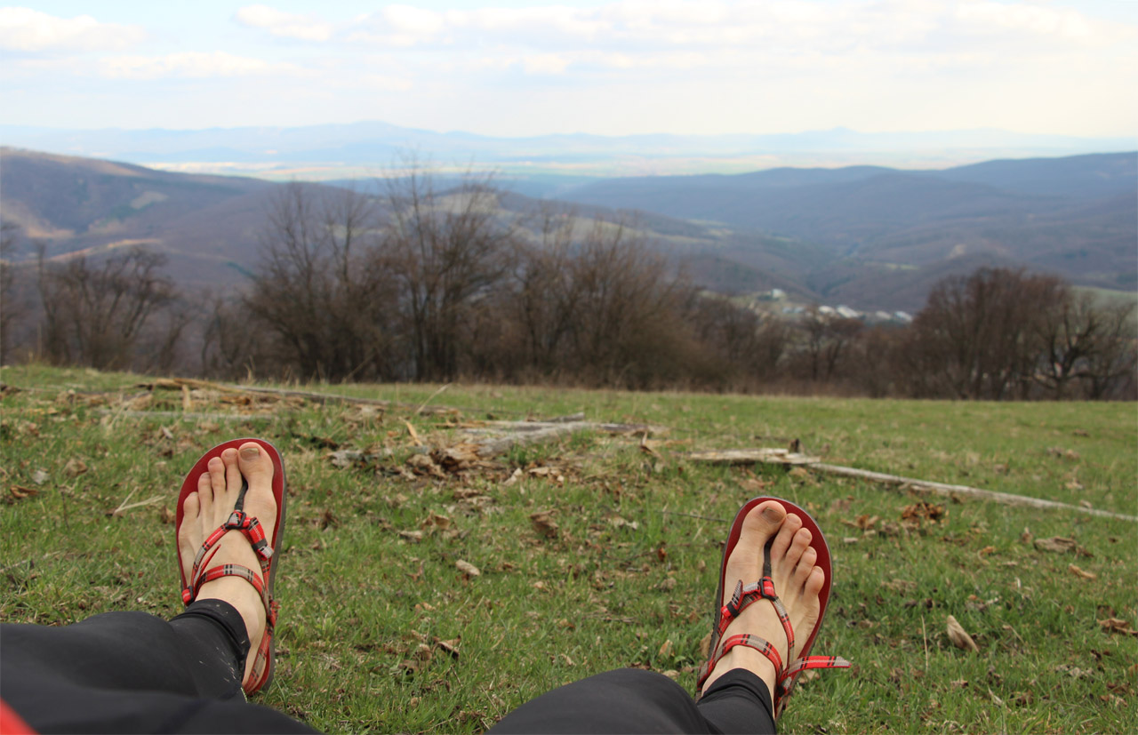 Barefoot bežecké sandále Labky na Bezovci, výhľad na Veľký Tríbeč