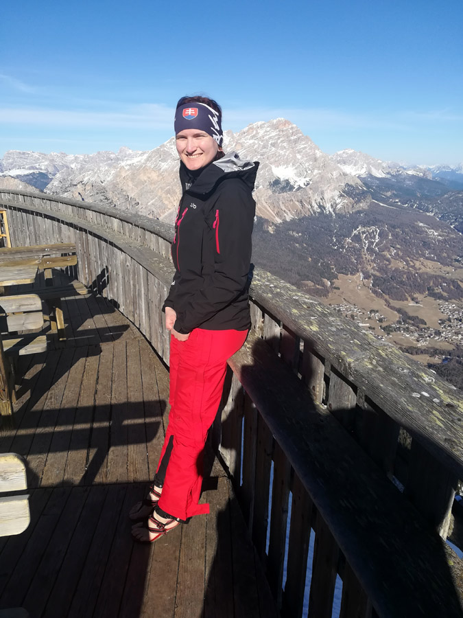 Barefoot ručne vyrobené sandále Labky v lyžiarskom stredisku Tofane v Dolomitoch, Cortina dAmpezzo