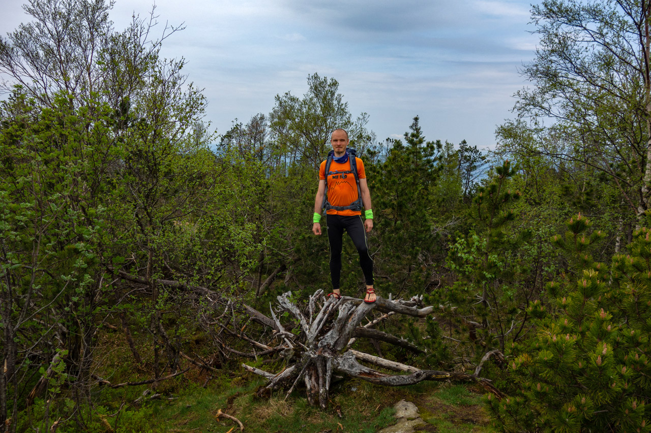 Vrchol kopca Lyshornet v Bergene, slovenské barefoot turistické sandále Labky.