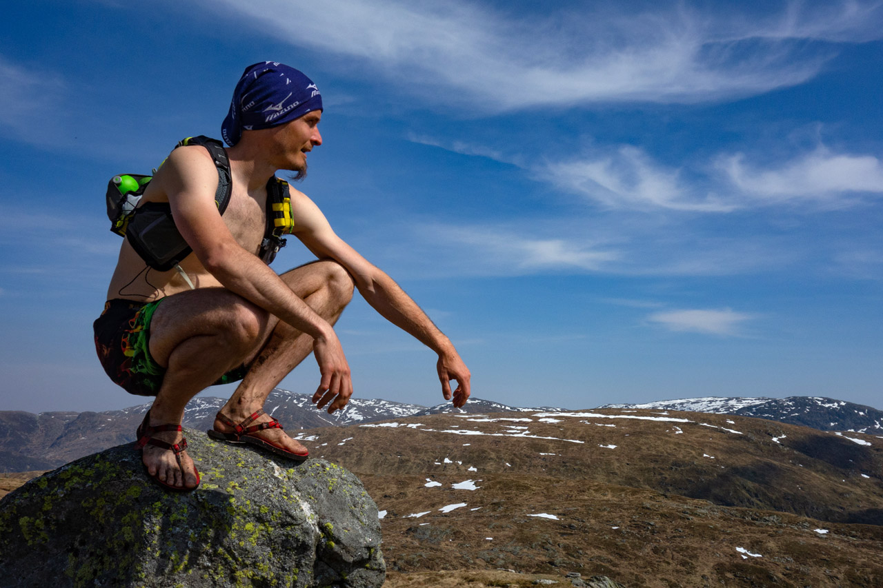 Barefoot sandále Labky na kopci Slettega v Nórsku.
