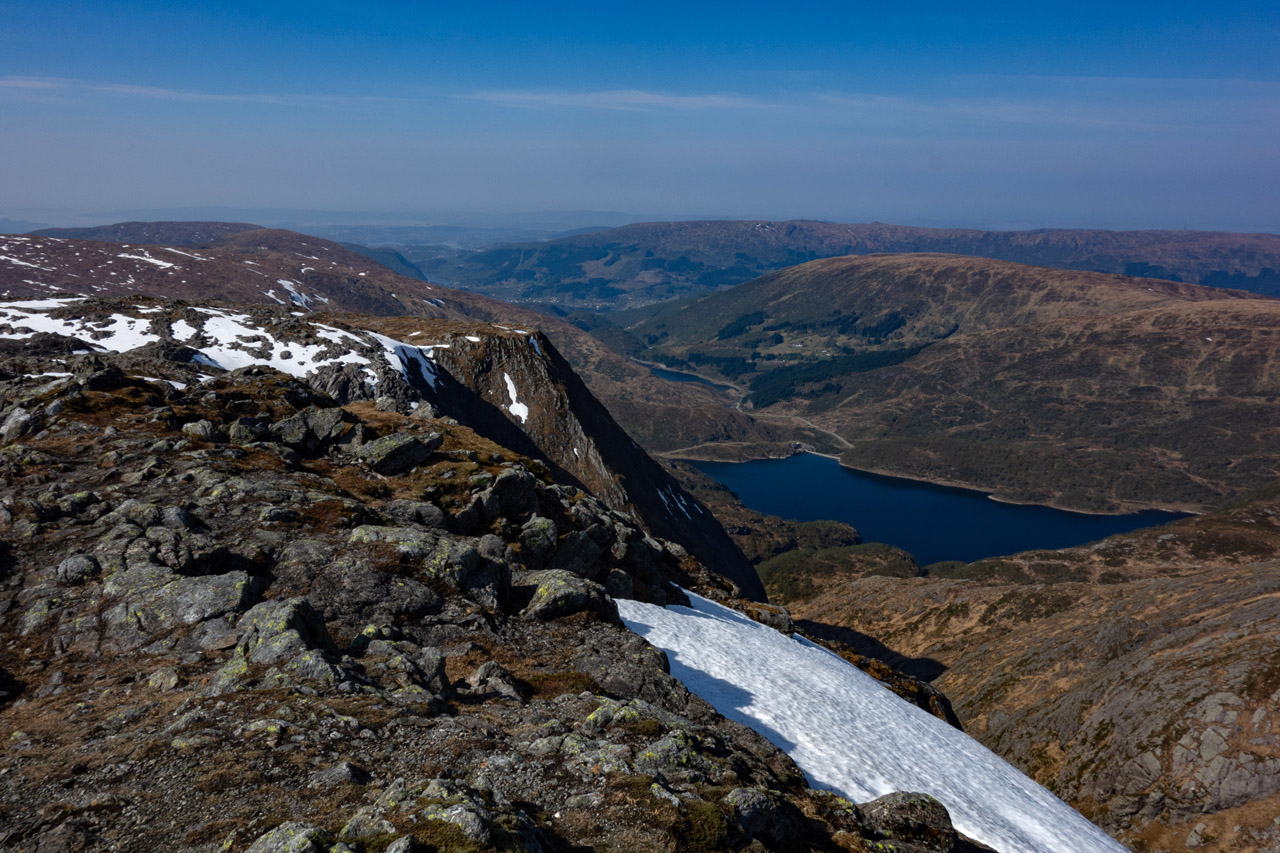 Výhľad z Gullfjellet v Nórsku, pohľad na horské plesá a fjordy.