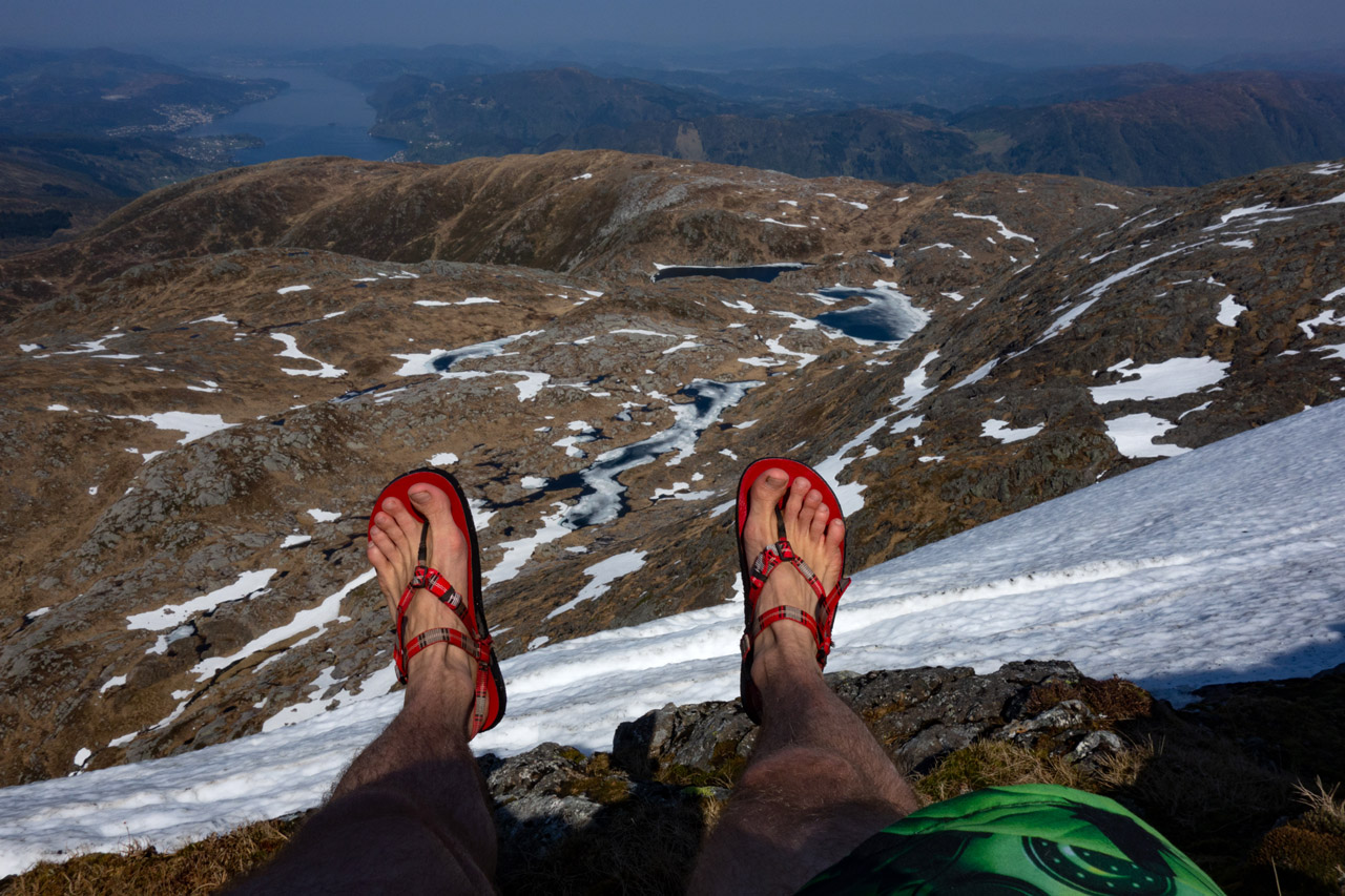 Barefoot turistické sandále Labky, výhľad z Gullfjellstoppenu v Nórsku.