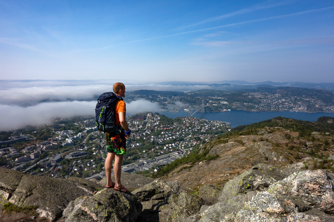 Turistika v barefoot sandáloch Labky, kopec Lyderhorn v nórskom Bergene.