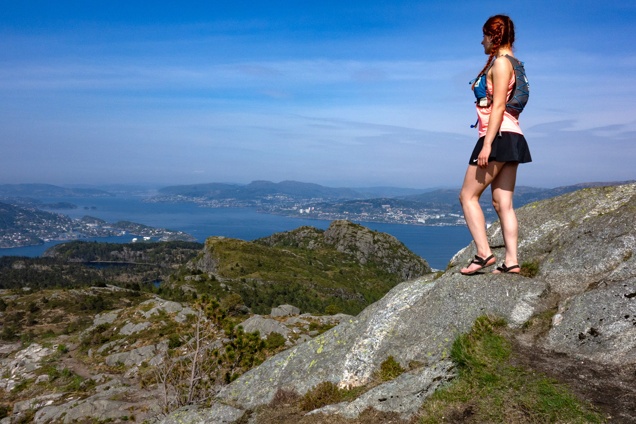 Turistické sandále Labky vyrobené na Slovensku, výhľad na fjordy z Lyderhornu v Bergene.