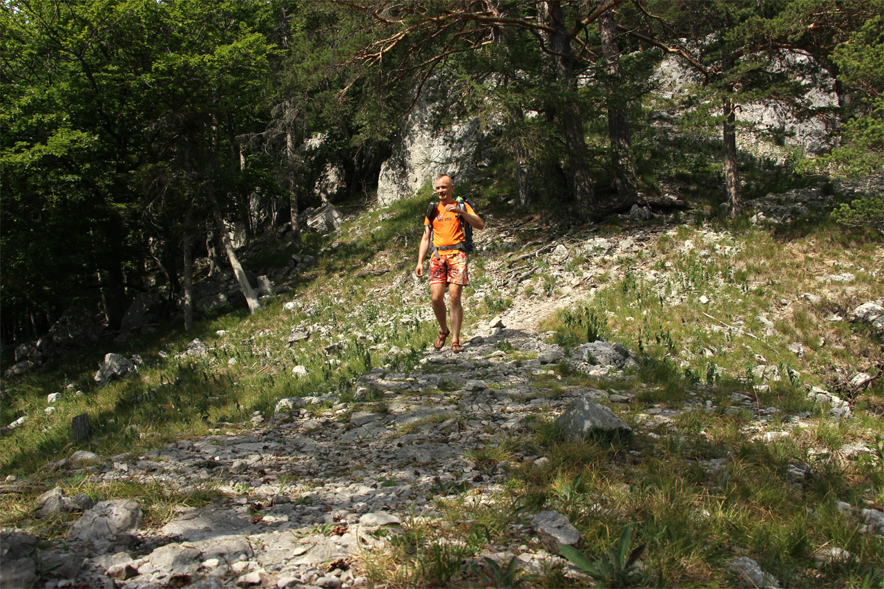 Nad jaskyňou Mažarná v barefoot sandáloch.